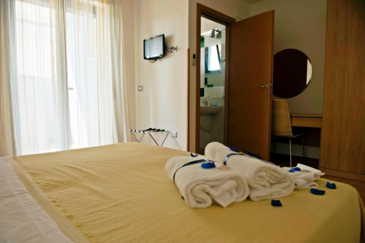 Hotel Leuco' Martinsicuro Kültér fotó