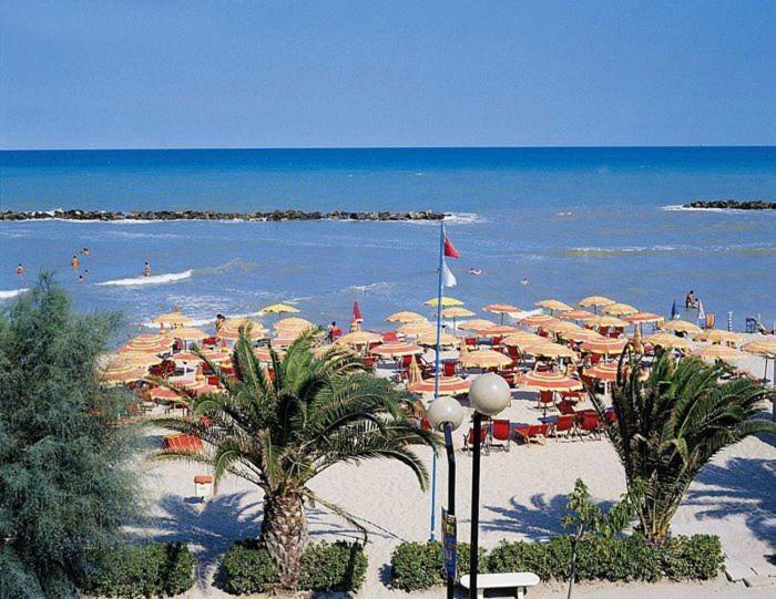 Hotel Leuco' Martinsicuro Kültér fotó