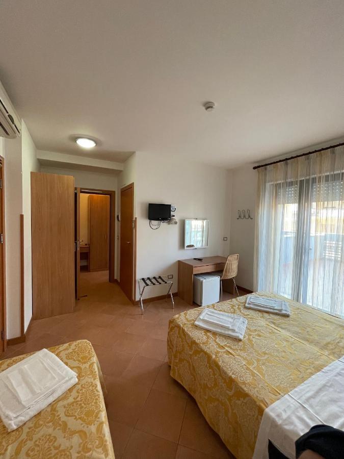 Hotel Leuco' Martinsicuro Kültér fotó