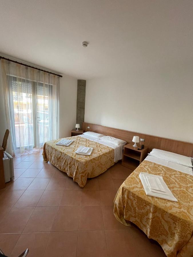Hotel Leuco' Martinsicuro Kültér fotó