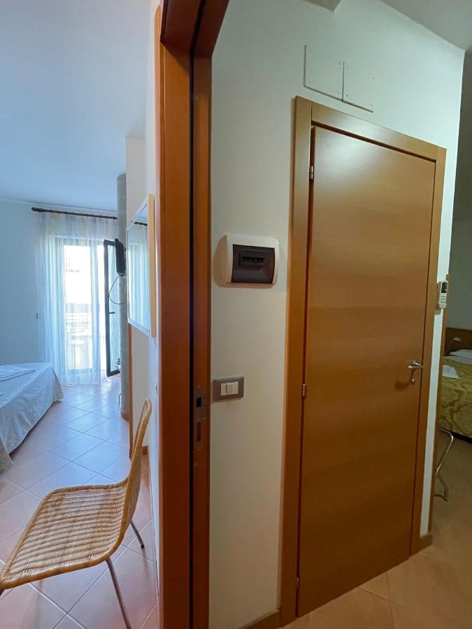 Hotel Leuco' Martinsicuro Kültér fotó