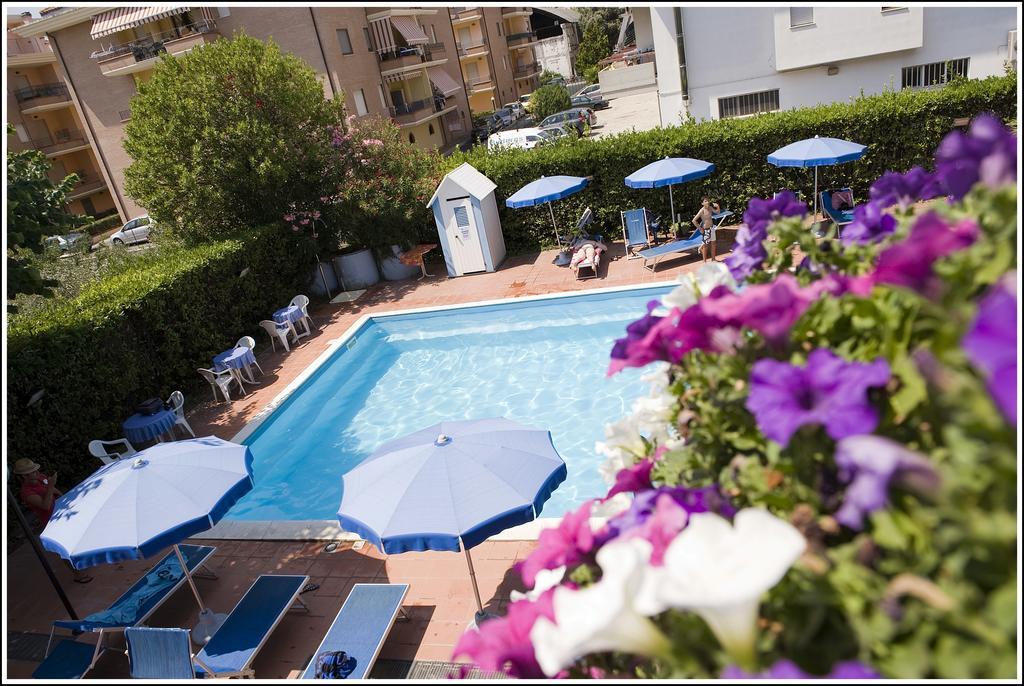 Hotel Leuco' Martinsicuro Kültér fotó