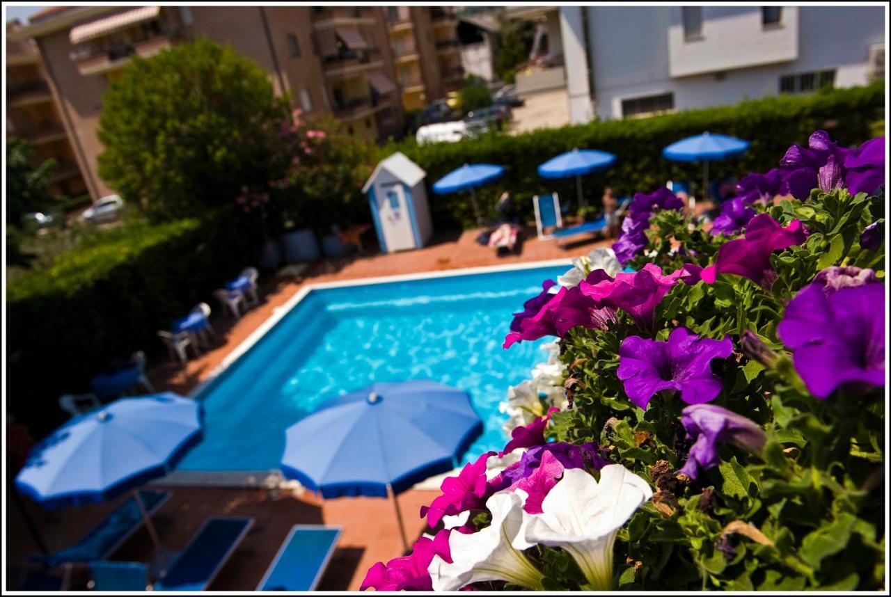 Hotel Leuco' Martinsicuro Kültér fotó